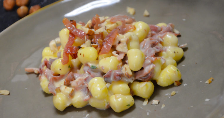 GNOCCHI ROBIOLA, SPECK E NOCCIOLE