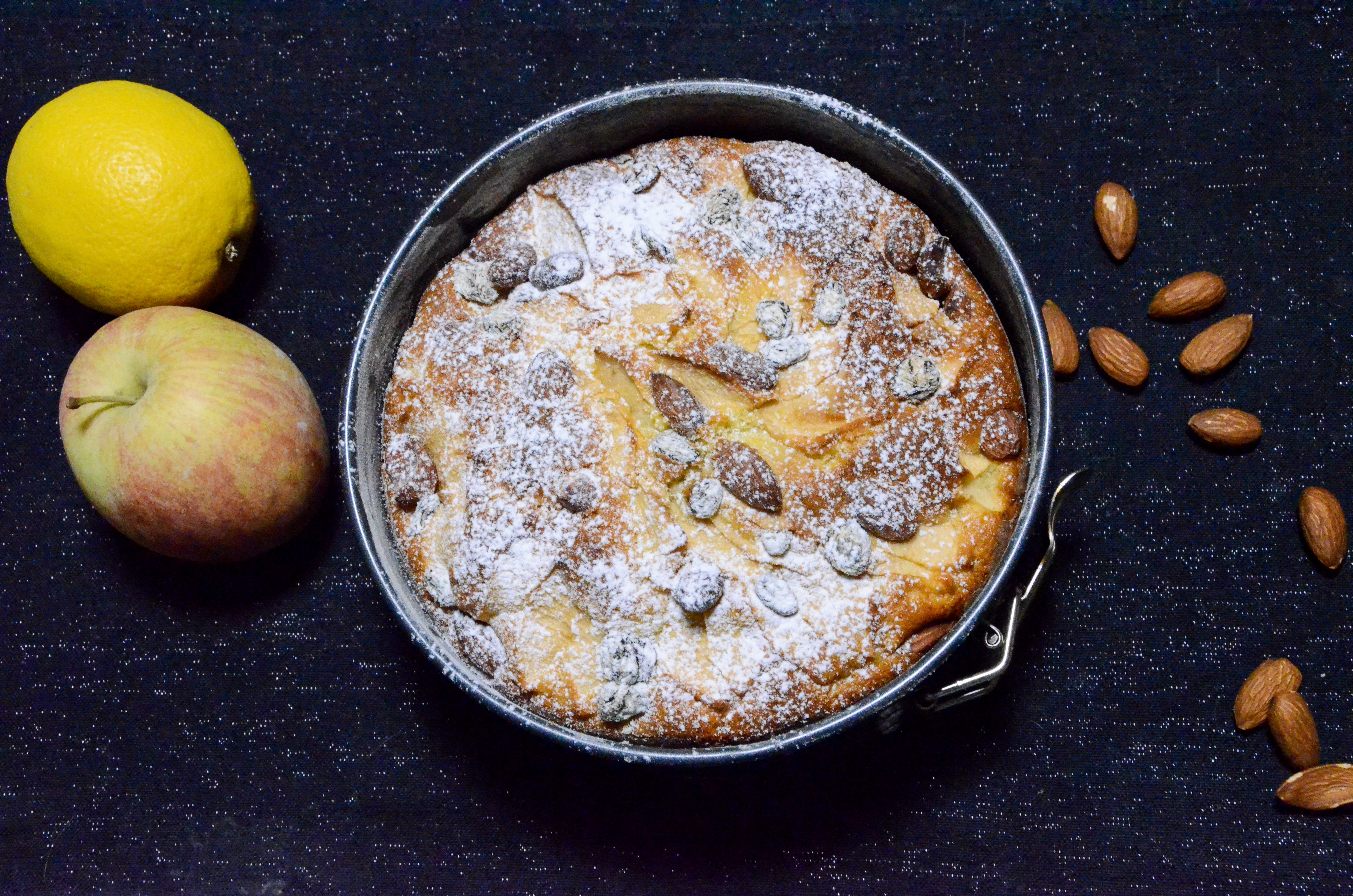 TORTA DI MELE, UVETTA E MANDORLE