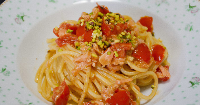 SPAGHETTI CON SALMONE E PESTO DI PISTACCHIO DOP