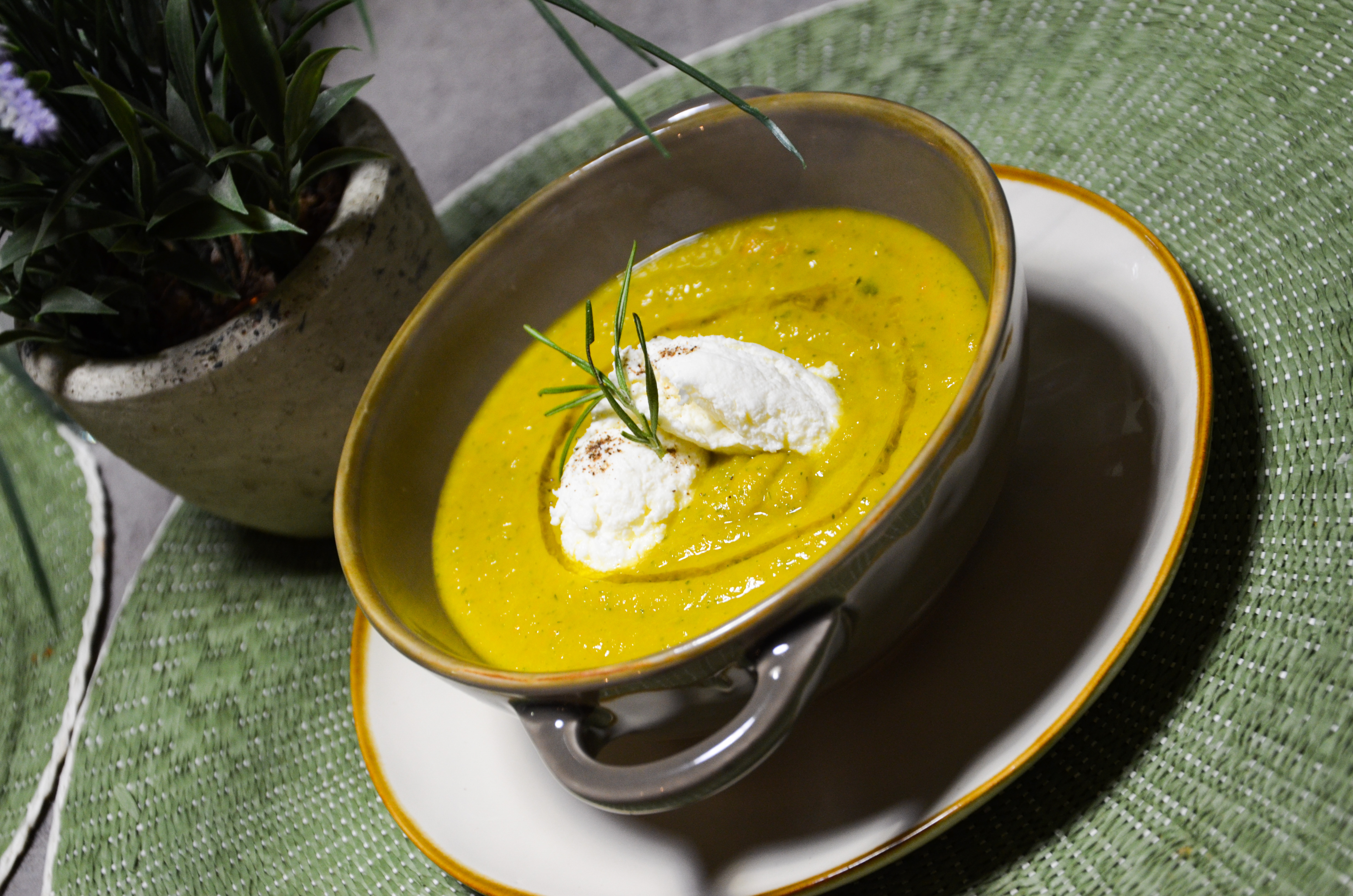 VELLUTATA DI ZUCCHINE, ROBIOLA E ROSMARINO