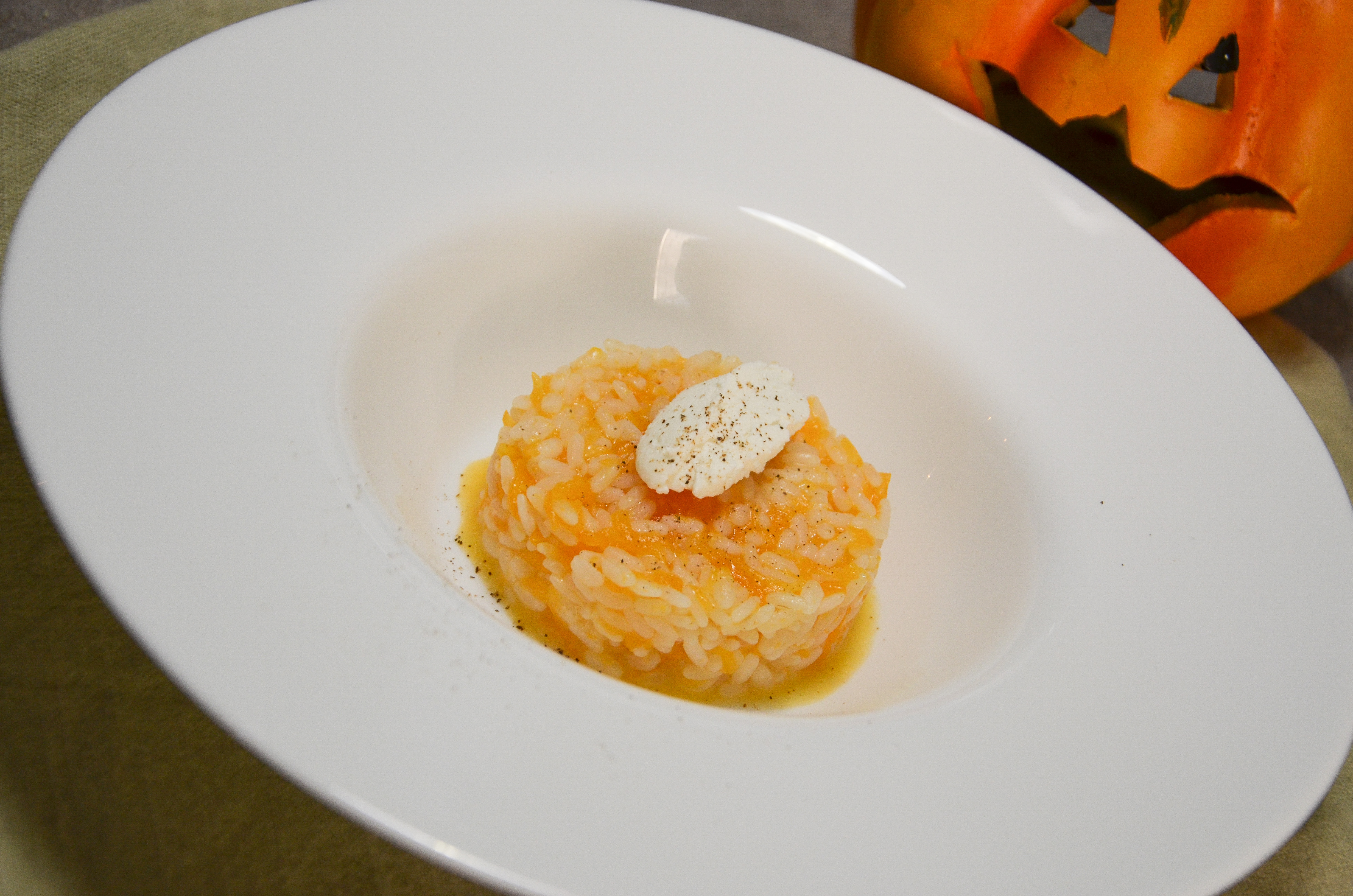 RISOTTO ALLA ZUCCA CON CHENELLE DI RICOTTA